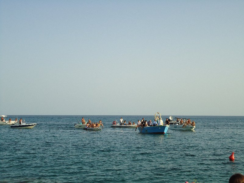 foto angelo aretano (75).JPG - giungono i barconi della processione